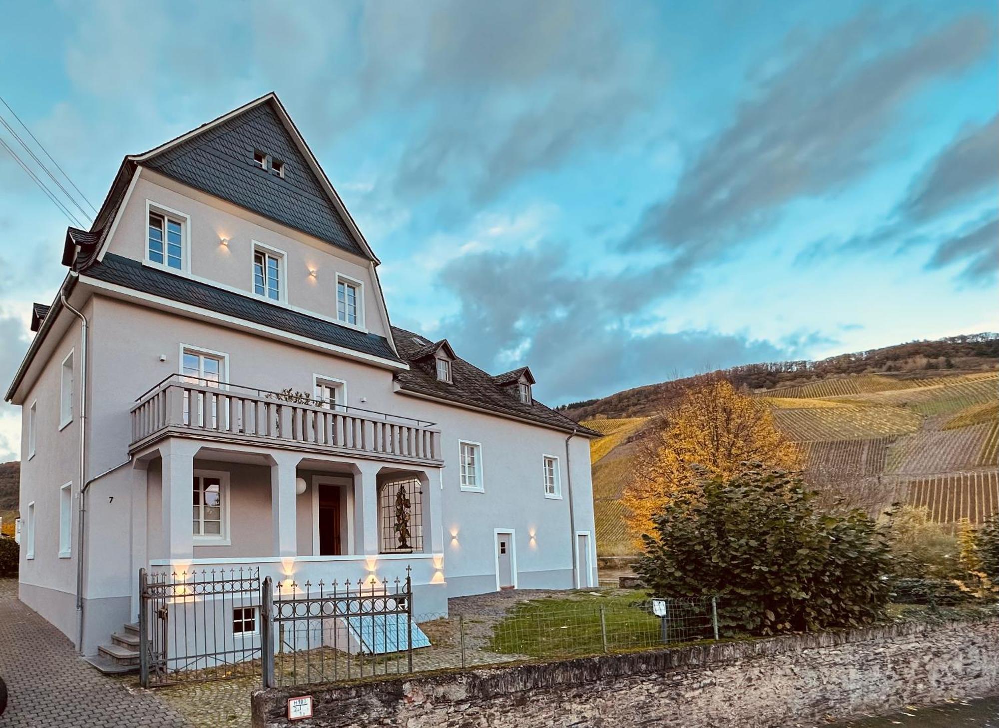 Gut Foersterlay - Exklusive Boutique Apartments Im Historischen Winzerhaus Direkt An Der Mosel Losnich Ngoại thất bức ảnh